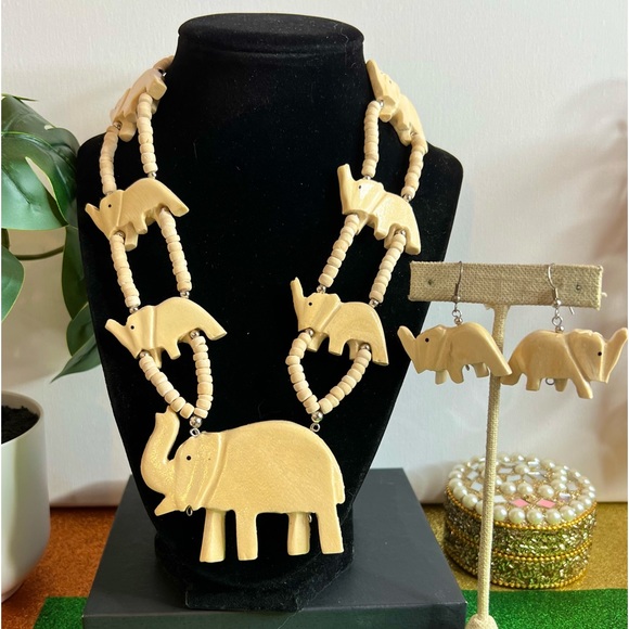 Vintage 80’s Néw Old Stock Pierced Elephant Earrings and Matching Necklace - Picture 1 of 1